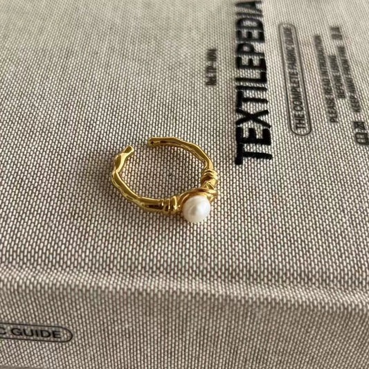 Pearl ring in twist shape