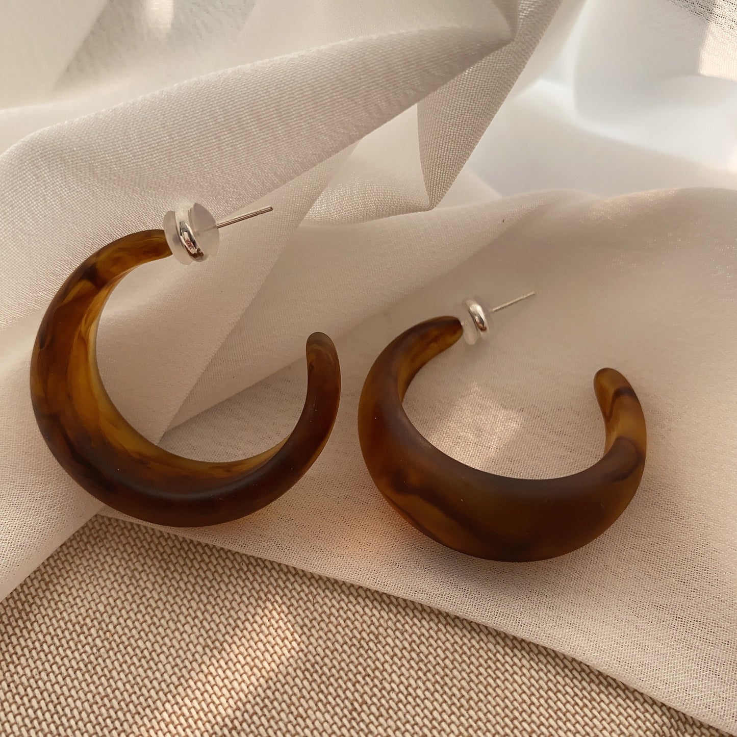 Retro style resin C-shaped earrings