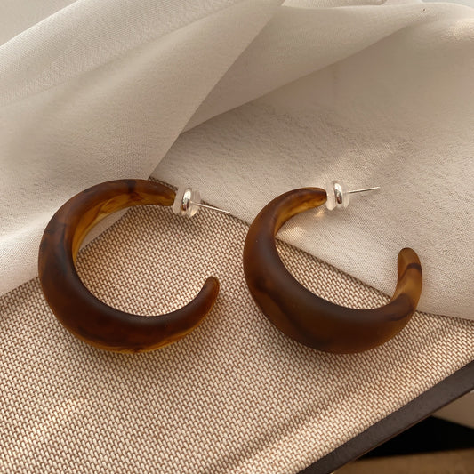 Retro style resin C-shaped earrings