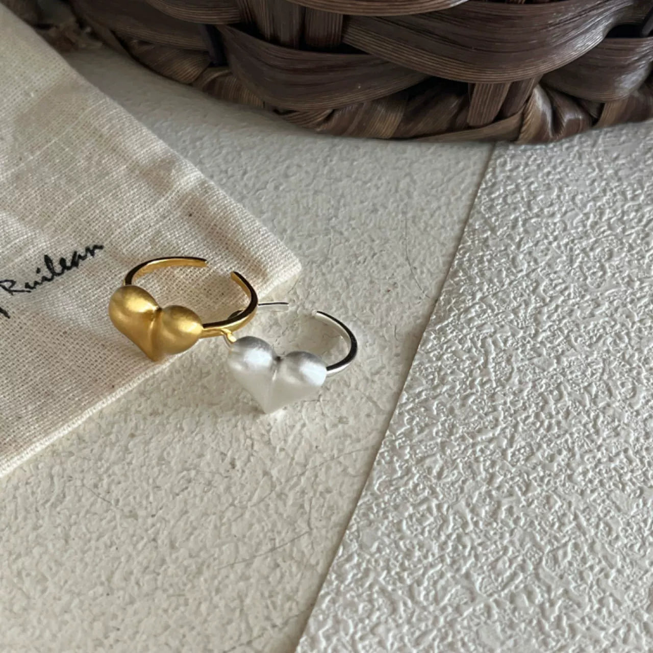 Simple three-dimensional love ring