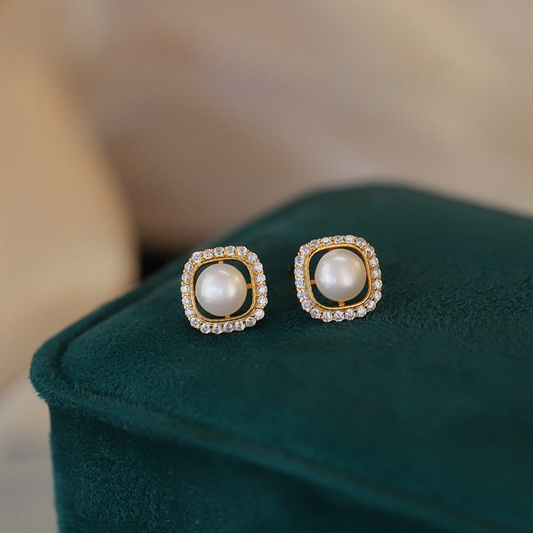 Elegant Pearls and Sparkle: A Timeless Combination