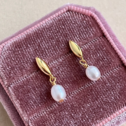 Timeless Elegance: S925 Sterling Silver Natural Pearl Stud Earrings