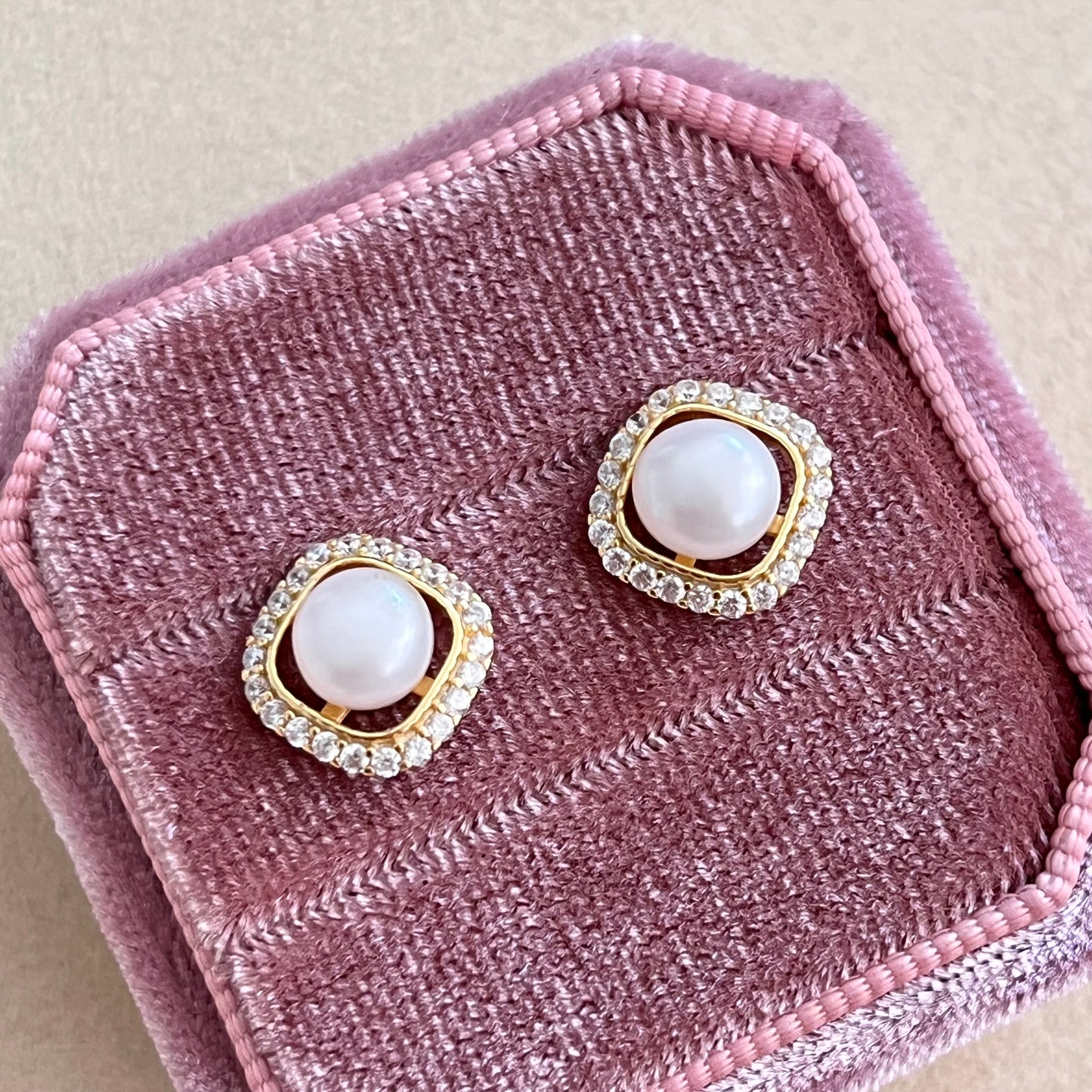 Elegant Pearls and Sparkle: A Timeless Combination