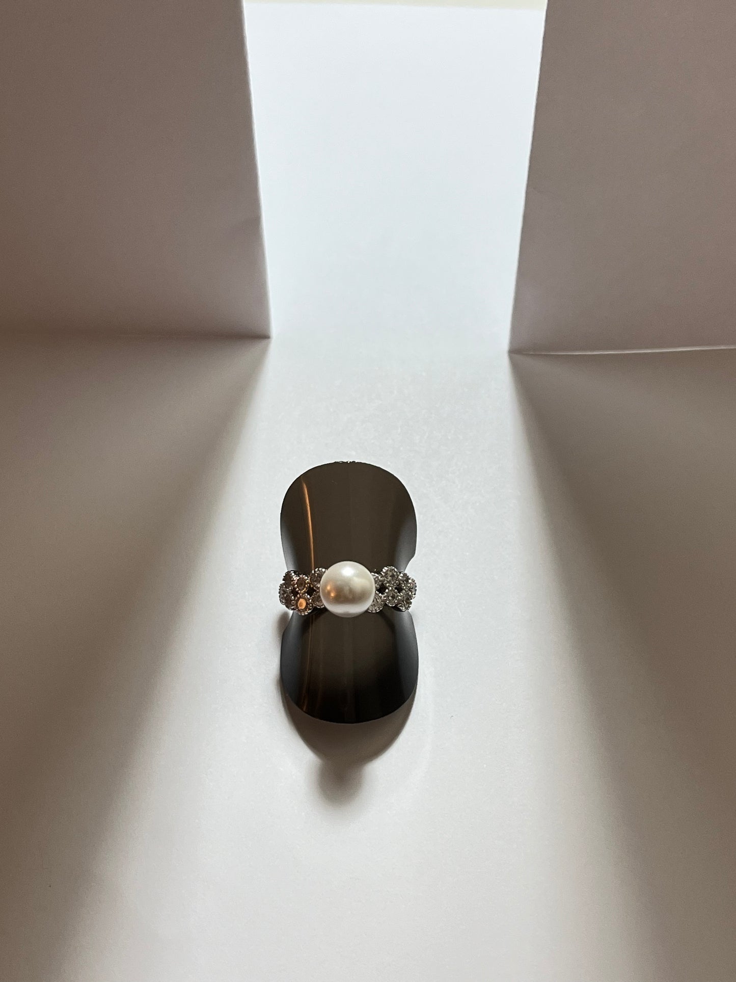 Brilliant pearl ring gray white