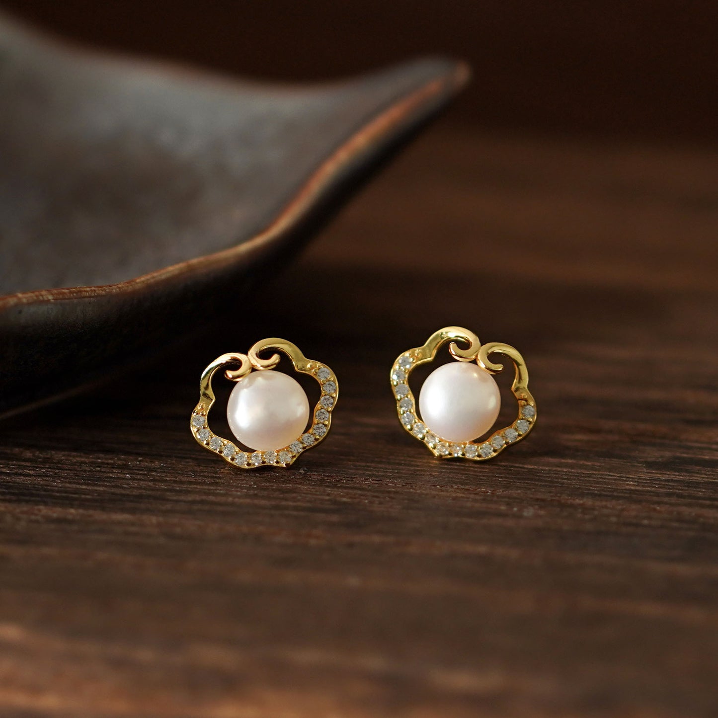 Featured pearl earrings