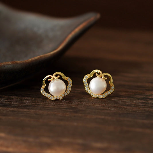 Featured pearl earrings