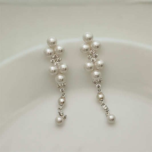 Gentle pearl pendant earrings