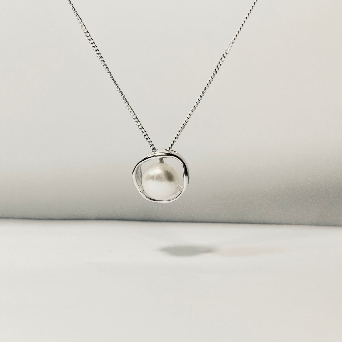 Hollow pearl necklace