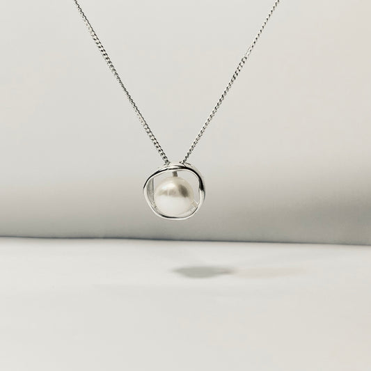 Hollow pearl necklace