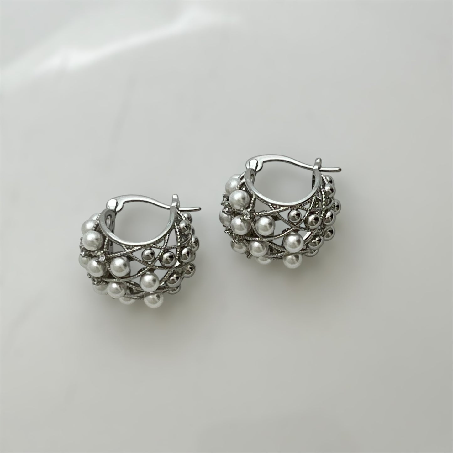 Silver hollow pearl ear buckle