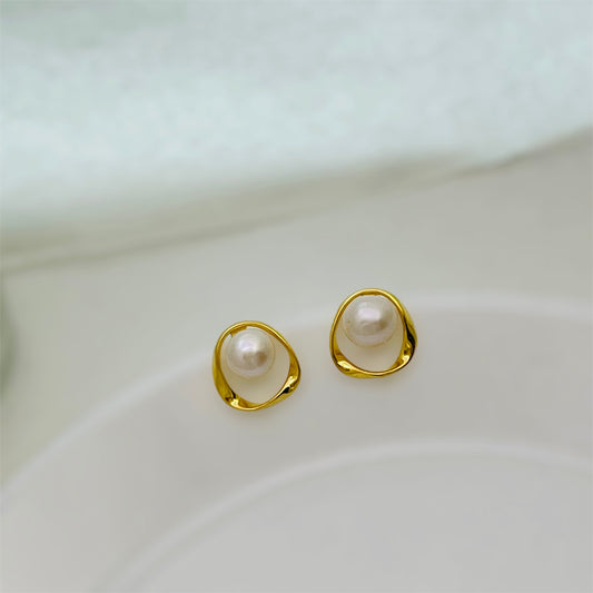 Simple pearl earrings