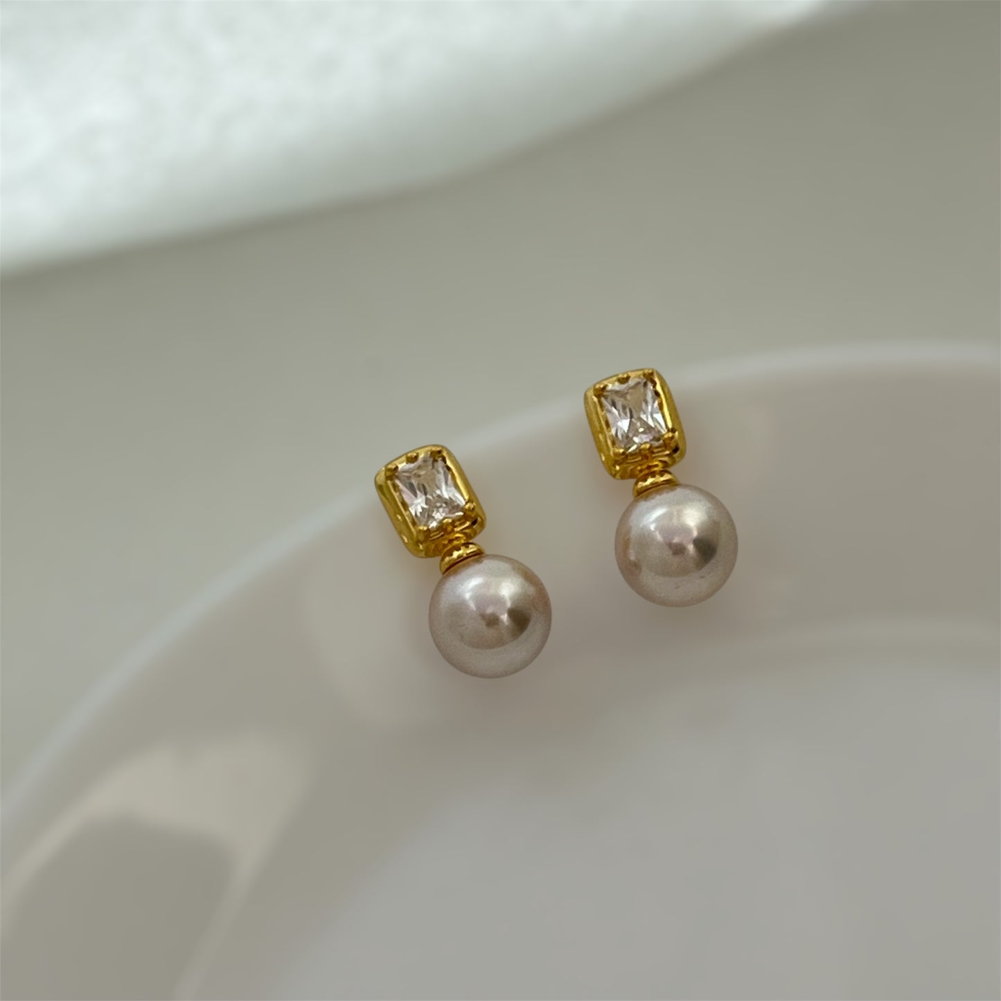 Simple pearl earrings