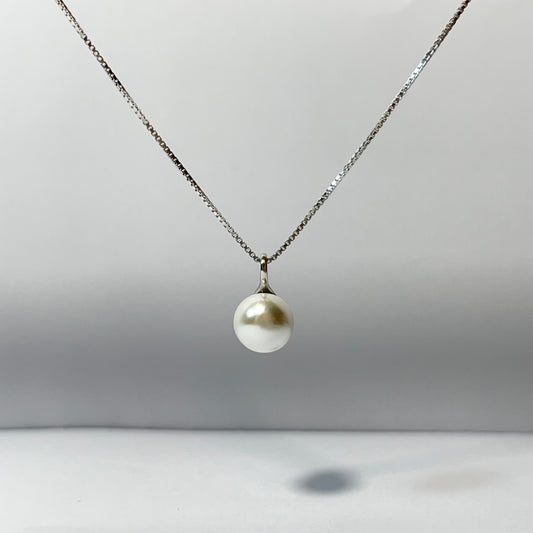 Simple pearl necklace