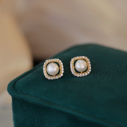 Sparkling pearl earrings